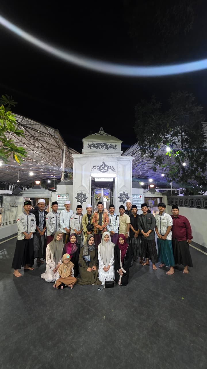 Ziarah Wali ke Makam Sunan Ampel: Mempererat Ukhuwah dan Meneladani Perjuangan Dakwah Bersama Alumni Madrasah Diniyah Al-Hidayah
